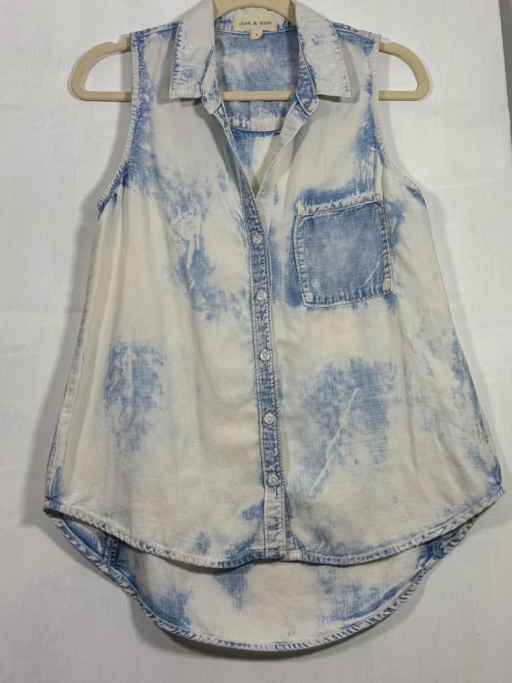 Cloth & Stone Women's Sleeveless Tie-Dye Button Front Shirt - Blue/White